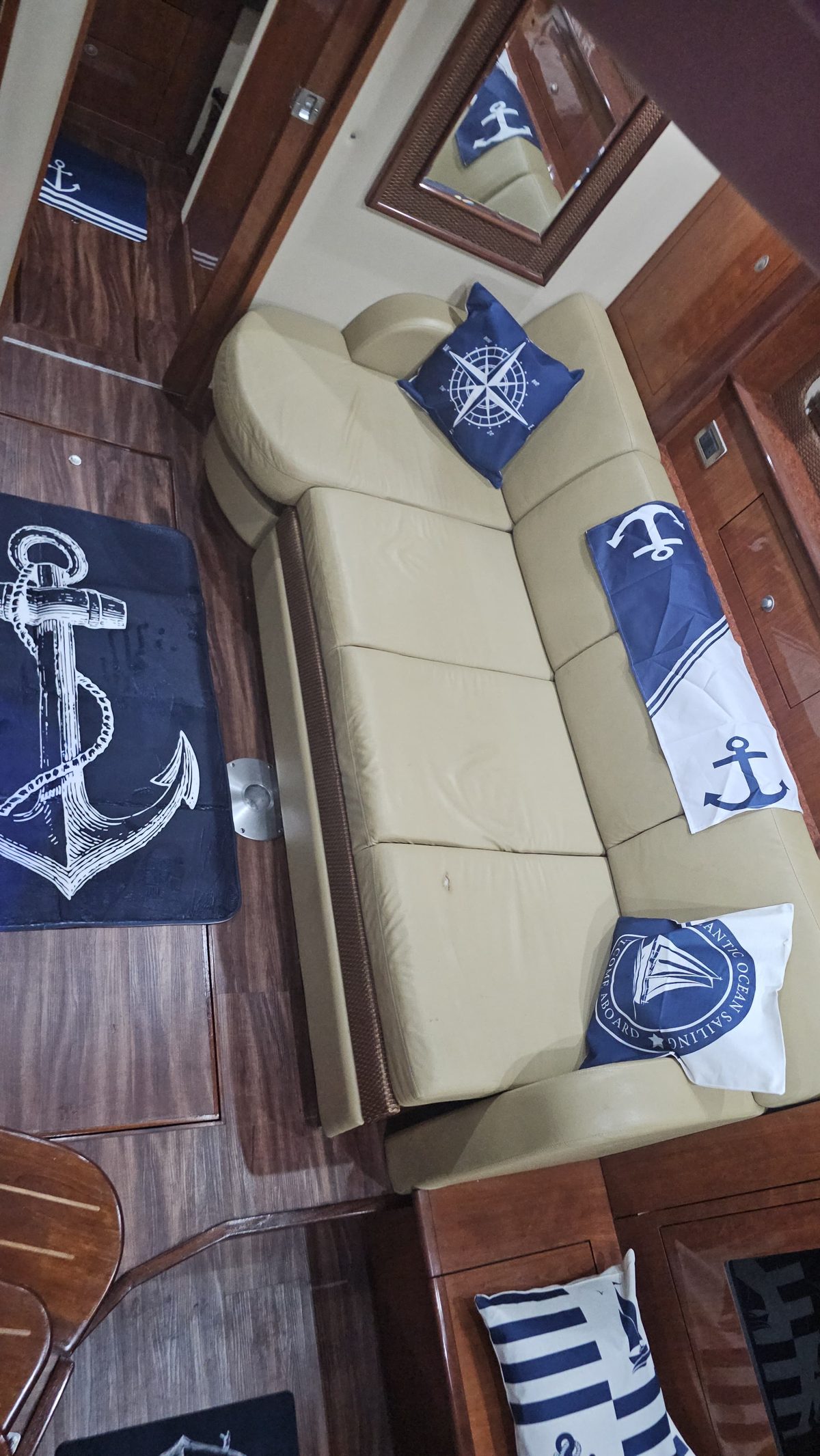 Sea Ray Sundancer salon seating