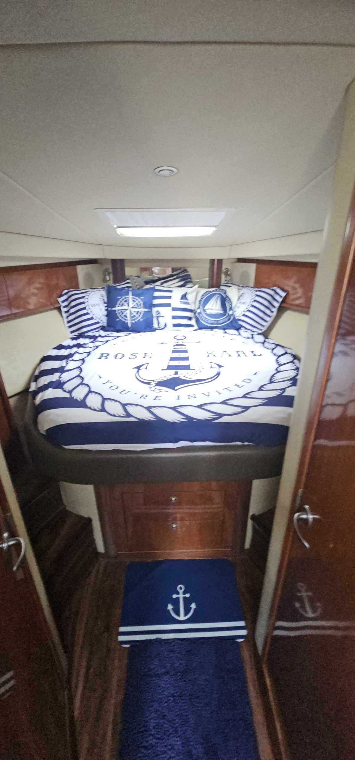 Sea Ray Sundancer stateroom